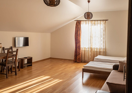 Фото - Семейный стандарт с кухней и видом на озеро, бассейн и лес на 4 этаже рис.1  Семейный стандарт с кухней и видом на озеро, бассейн и лес на 4 этаже рис.1